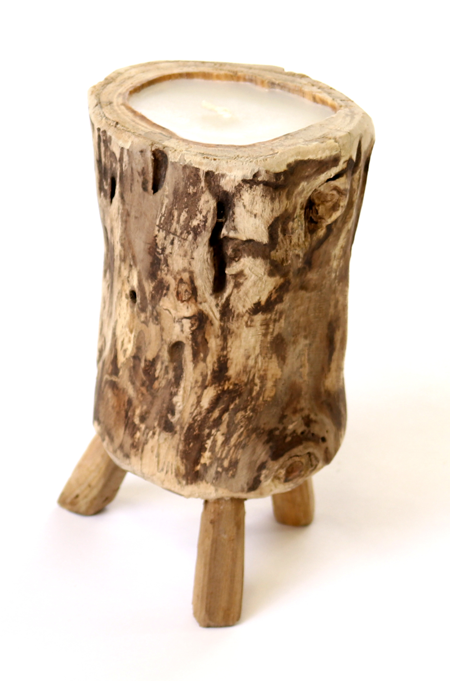 Kerze im Teakholzast mit Holzfüßen