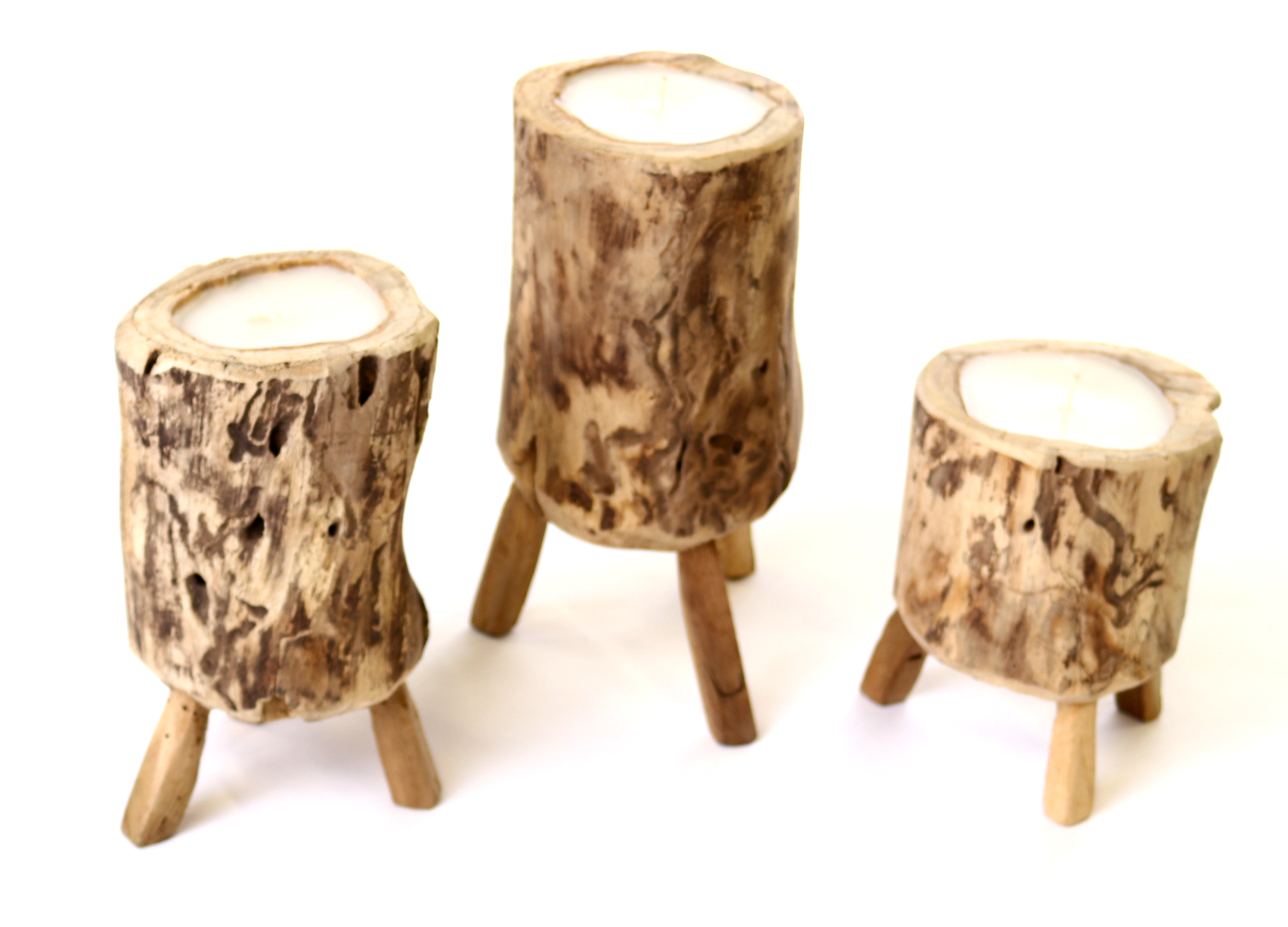 Kerze im Teakholzast mit Holzfüßen